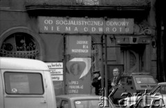 11.1990, Bielsko-Biała, Polska.
Kampania wyborcza przed wyborami prezydenckimi. Na murze kamienicy wisi plakat promujący kandydaturę Lecha Wałęsy. Na fasadzie propagandowe hasło: 