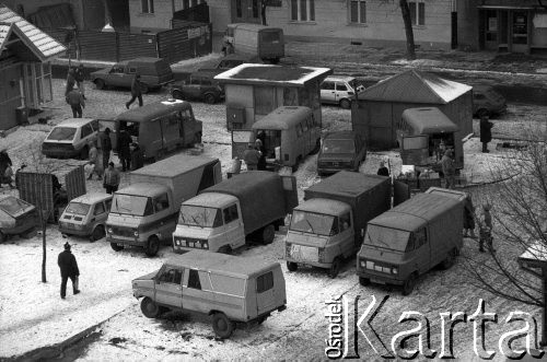 1991, Kraków, Polska.
Targowisko na Placu na Stawach. Parkujące samochody dostawcze.
Fot. Piotr Dylik, zbiory Ośrodka KARTA