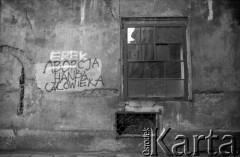 1991, Kraków, Polska.
Napis antyaborcyjny na murze kamienicy.
Fot. Piotr Dylik, zbiory Ośrodka KARTA
