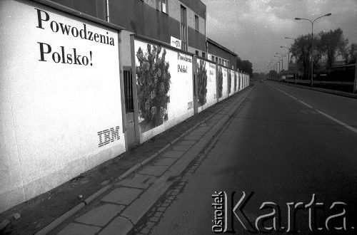 1991, Kraków, Polska.
Kampania przed wyborami parlamentarnymi w 1990 roku. Plakaty firmy IBM z hasłem: 