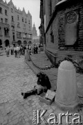 1992, Kraków, Polska.
Plac Mariacki. Kobieta żebrząca przy Bazylice Mariackiej.
Fot. Piotr Dylik, zbiory Ośrodka KARTA