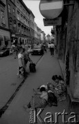 1992, Kraków, Polska.
Kobieta z dwójką dzieci żebrząca na ulicy Floriańskiej.
Fot. Piotr Dylik, zbiory Ośrodka KARTA