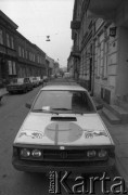 1993, Kraków, Polska.
Zaparkowany samochód marki Polonez ozdobiony motywem z fresku 