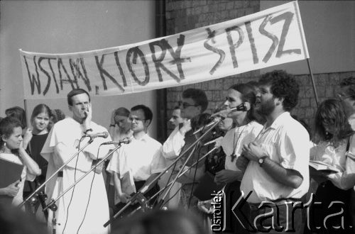 1993, Kraków, Polska.
Spotkanie duszpasterskie młodzieży akademickiej prowadzone przez Dominikanów. Na transparencie napis: 
