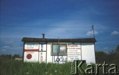 1999, Polska.
Przydrożny bar w barakowozie.
Fot. Piotr Dylik, zbiory Ośrodka KARTA