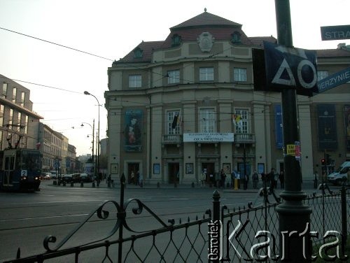 06.04.2005, Kraków, Polska.
Ulica Zwierzyniecka. Filharmonia im. Karola Szymanowskiego. Żałoba po śmierci Jana Pawła II.
Fot. Piotr Dylik, zbiory Ośrodka KARTA