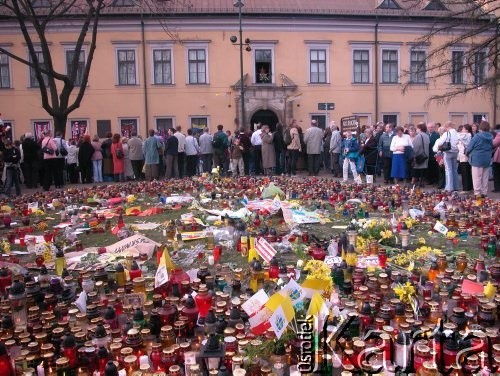 07.04.2005, Kraków, Polska.
Ulica Franciszkańska 3. Biały Marsz. Pałac Biskupi.
Fot. Piotr Dylik, zbiory Ośrodka KARTA