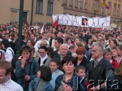 07.04.2005, Kraków, Polska.
Ulica Franciszkańska 3. Biały marsz. 
Fot. Piotr Dylik, zbiory Ośrodka KARTA