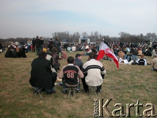 08.04.2005, Kraków, Polska.
Ludzie gromadzący się na Błoniach. Żałoba po śmierci Jana Pawła II. W głębi ołtarz.
Fot. Piotr Dylik, zbiory Ośrodka KARTA