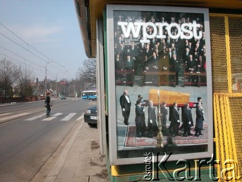 14.04.2005, Kraków, Polska.
Żałoba po śmierci Jana Pawła II. Kiosk. Reklama tygodnika 