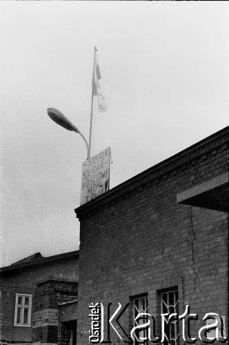 Sierpień 1980, Gdańsk, Polska.
Strajk w Stoczni Gdańskiej im. Lenina. Na budynku hasło: 