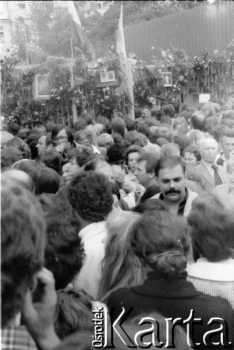 Sierpień 1980, Gdańsk, Polska.
Strajk w Stoczni Gdańskiej im. Lenina. Tłum przed bramą nr 2.
Fot. Jan Juchniewicz, zbiory Ośrodka KARTA