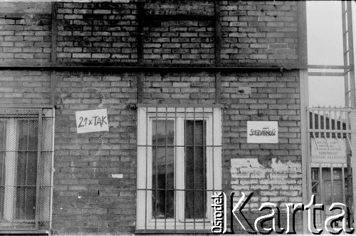 Sierpień 1980, Gdańsk, Polska.
Strajk w Stoczni Gdańskiej im. Lenina. Na budynku plakaty o treści: 