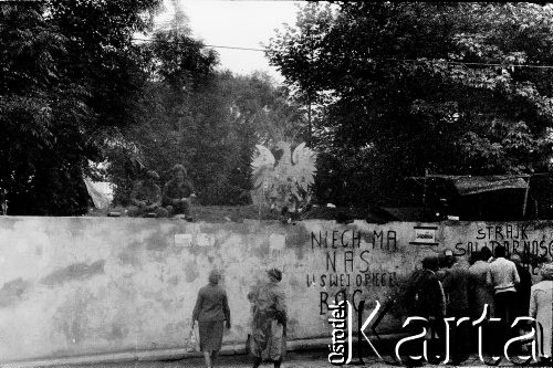 Sierpień 1980, Gdańsk, Polska.
Strajk w Stoczni Gdańskiej im. Lenina. Napisy na murach: 