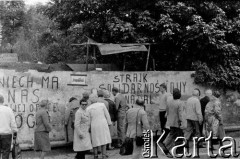 Sierpień 1980, Gdańsk, Polska.
Strajk w Stoczni Gdańskiej im. Lenina. Napisy na murach: 