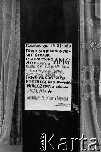 Listopad 1980, Gdańsk, Polska.
Informacja o strajku solidarnościowym studentów Akademii Medycznej. Protest rozpoczął się 7 listopada 1980 roku, studenci AMG ogłosili strajk okupacyjny po zerwaniu rozmów komisji rządowej z przedstawicielami 