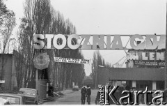 5.12.1981, Gdańsk, Polska.
Brama nr 2 Stoczni Gdańskiej im. Lenina. Widoczne transparenty z hasłami 