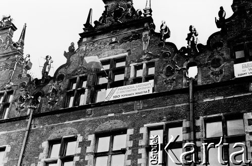 5.12.1981, Gdańsk, Polska.
Strajk okupacyjny w Państwowej Wyższej Szkole Sztuk Plastycznych. Na budynku szkoły flaga biało-czerwona oraz transparent z hasłem: 