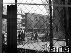 13.12.1981, Gdańsk, Polska.
Wprowadzenie stanu wojennego, w oddali samochody Milicji Obywatelskiej
Fot. Jan Juchniewicz, zbiory Ośrodka KARTA