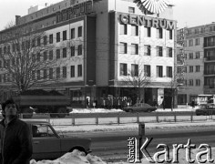 13.12.1981, Gdańsk, Polska.
Wprowadzenie stanu wojennego, milicjanci przy Domach Towarowych Centrum przy al. Grunwaldzkiej.
Fot. Jan Juchniewicz, zbiory Ośrodka KARTA