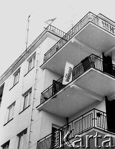 13.12.1981, Gdańsk, Polska.
Wprowadzenie stanu wojennego, na balkonie powiewa flaga z napisem: 