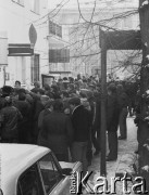 13.12.1981, Gdańsk, Polska.
Wprowadzenie stanu wojennego. Tłum przed siedzibą NSZZ 