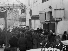 13.12.1981, Gdańsk, Polska.
Wprowadzenie stanu wojennego. Tłum przed siedzibą NSZZ 