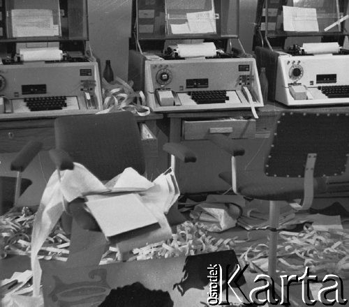 13.12.1981, Gdańsk, Polska.
Wprowadzenie stanu wojennego. Zdemolowane pomieszczenie w siedzibie NSZZ 