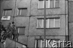 14.11.1982, Gdańsk, Polska.
Oczekiwanie na powrót Lecha Wałęsy z internowania. W oknie bloku na Zaspie transparent z napisem 
