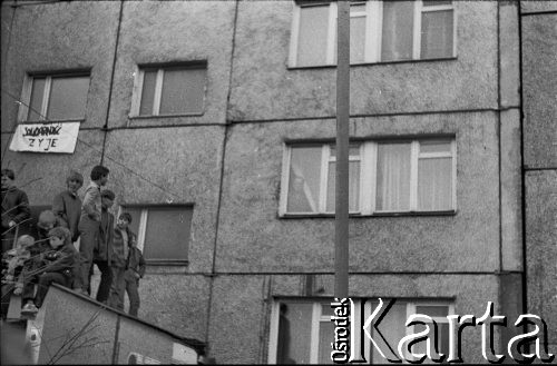14.11.1982, Gdańsk, Polska.
Oczekiwanie na powrót Lecha Wałęsy z internowania. W oknie bloku na Zaspie transparent z napisem 