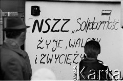 14.11.1982, Gdańsk, Polska.
Oczekiwanie na powrót Lecha Wałęsy z internowania. Na klatce schodowej bloku na Zaspie napis 