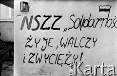 14.11.1982, Gdańsk, Polska.
Oczekiwanie na powrót Lecha Wałęsy z internowania. Na klatce schodowej bloku na Zaspie napis 