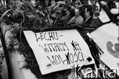 14.11.1982, Gdańsk, Polska.
Oczekiwanie na powrót Lecha Wałęsy z internowania. Samochód przybrany kwiatami, fotografią Wałęsy z papieżem Janem Pawłem II, plakatem z napisem: 