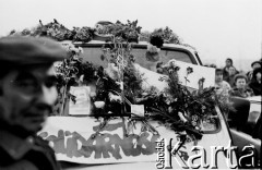 14.11.1982, Gdańsk, Polska.
Oczekiwanie na powrót Lecha Wałęsy z internowania. Samochód przybrany kwiatami, fotografią Wałęsy, plakatem z napisem 