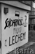 14.11.1982, Gdańsk, Polska.
Oczekiwanie na powrót Lecha Wałęsy z internowania. Na ścianie bloku na Zaspie napis: 