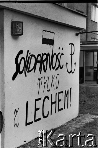 14.11.1982, Gdańsk, Polska.
Oczekiwanie na powrót Lecha Wałęsy z internowania. Na ścianie bloku na Zaspie napis: 