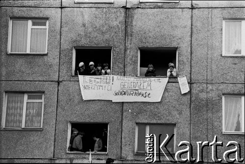14.11.1982, Gdańsk, Polska.
Oczekiwanie na powrót Lecha Wałęsy z internowania. W oknach bloku na Zaspie transparent z napisem 