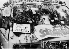 14.11.1982, Gdańsk, Polska.
Oczekiwanie na powrót Lecha Wałęsy z internowania. Samochód przybrany kwiatami, fotografią Wałęsy, plakatami z napisami: 
