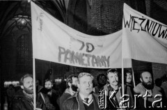 15.12.1984, Gdańsk, Polska.
Kościół pw. św. Brygidy, uroczyste obchody 14. rocznicy wydarzeń na Wybrzeżu w grudniu 1970 roku. Mężczyźni trzymający transparent z hasłem: 