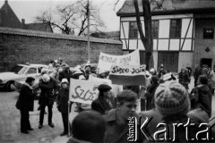 16.12.1984, Gdańsk, Polska.
14. rocznica Grudnia 1970. Uczestnicy uroczystości z transparentami zgromadzeni przed kościołem pw. św. Brygidy w Gdańsku.
Fot. Jan Juchniewicz, zbiory Ośrodka KARTA