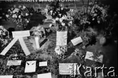 1983-1984, Gdańsk, Polska. 
Wmurowanie tablicy pamiątkowej w kościele pw. św. Brygidy. Kwiaty, flagi i plakaty poświęcone 
