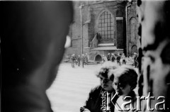 1.05.1988, Gdańsk, Polska.
Niezależna demonstracja. W oddali widoczni milicjanci.
Fot. Jan Juchniewicz, zbiory Ośrodka KARTA