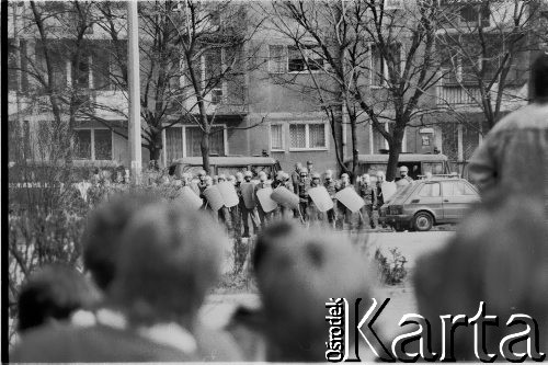 1.05.1988, Gdańsk, Polska.
Niezależna demonstracja. Kordon milicjantów.
Fot. Jan Juchniewicz, zbiory Ośrodka KARTA