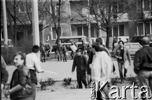 1.05.1988, Gdańsk, Polska.
Niezależna demonstracja. Starcie demonstrantów z milicją.
Fot. Jan Juchniewicz, zbiory Ośrodka KARTA