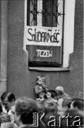 Sierpień 1988, Gdańsk, Polska.
Manifestacja na terenie parafii pw. św. Brygidy w okresie strajków. Widoczny transparent o treści: 