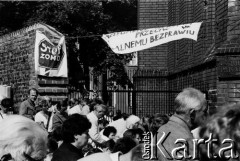 Sierpień 1988, Gdańsk, Polska.
Manifestacja na terenie parafii pw. św. Brygidy w okresie strajków. Tłum zgromadzony przed plebanią, z lewej transparent o treści: Stop ZOMO