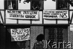Sierpień 1988, Gdańsk, Polska.
Manifestacja na terenie parafii św. Brygidy w okresie strajków. Transparenty Niezależnego Zrzeszenia Studentów z hasłami: 