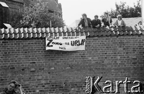 Sierpień 1988, Gdańsk, Polska.
Manifestacja na terenie parafii pw. św. Brygidy w okresie strajków. Transparent Niezależnego Zrzeszenia Studentów z hasłem: 