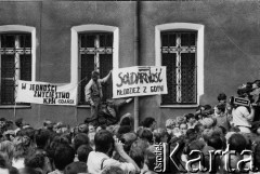 Sierpień 1988, Gdańsk, Polska.
Manifestacja na terenie parafii pw. św. Brygidy w okresie strajków. Tłum zgromadzony przed plebanią, widoczne transparenty z hasłami: 