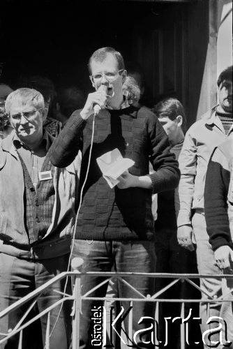 Sierpień 1988, Gdańsk, Polska.
Manifestacja przed kościołem pw. św. Brygidy w czasie letnich strajków, na schodach plebanii Paweł Adamowicz.
Fot. Jan Juchniewicz, zbiory Ośrodka KARTA